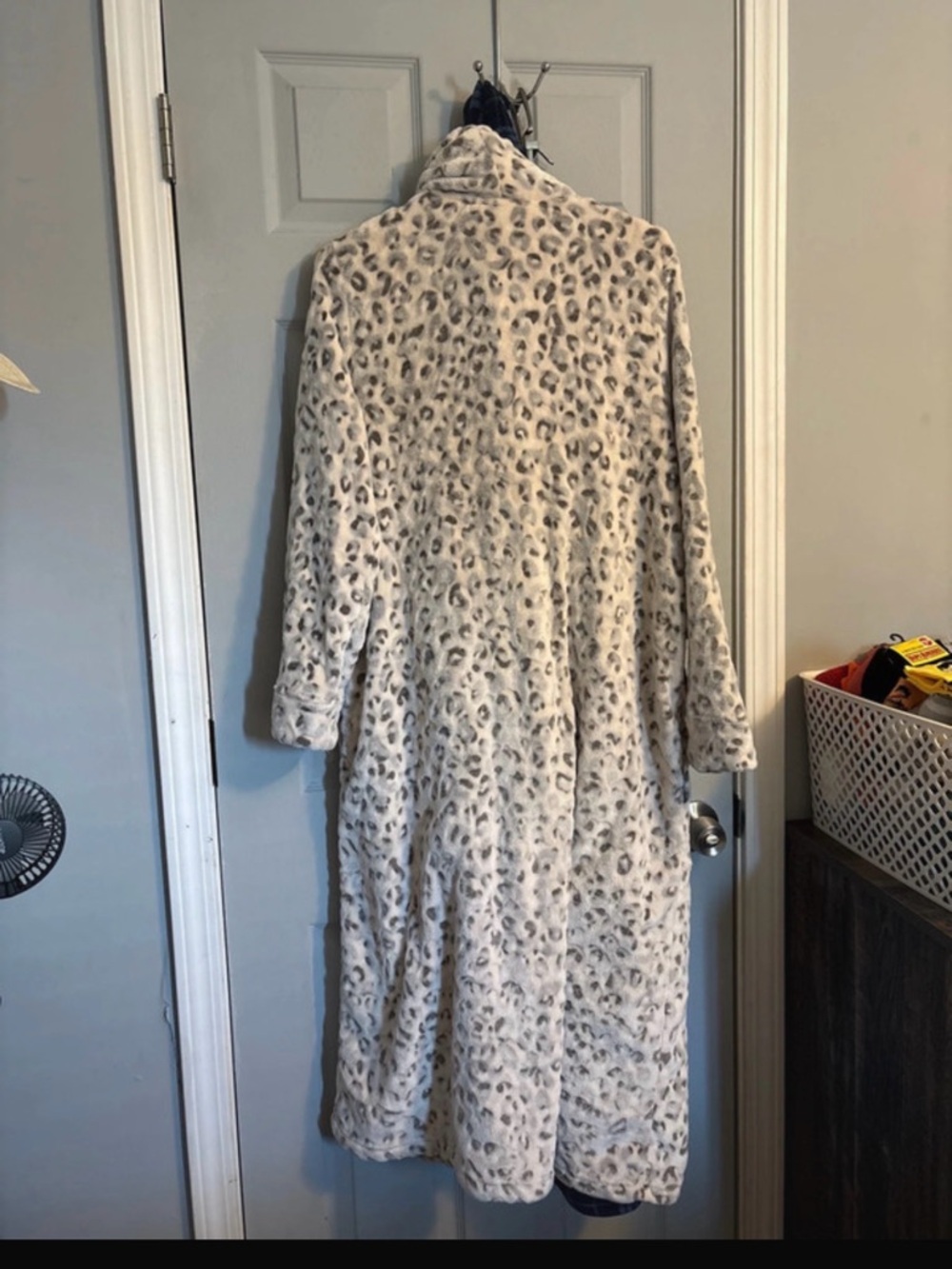 Robe - Picture 2 of 7